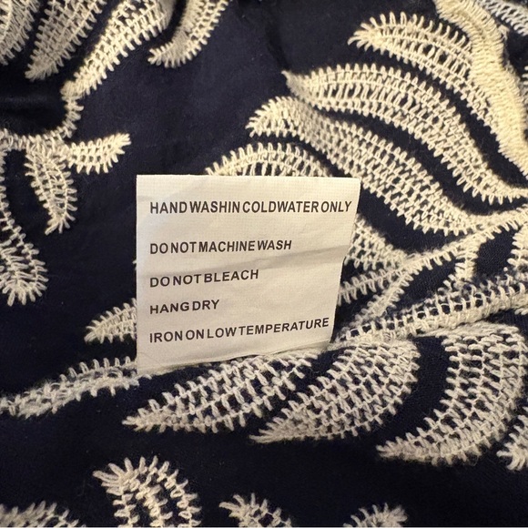 Solitaire Fern Print, Puff Sleeve, Black & White Top, Womens size small - Picture 11 of 13